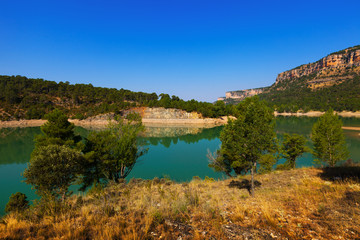 Fototapeta na wymiar krajobraz z jeziorem górach