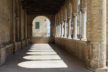 Fototapeta na wymiar Kolegiata św Michała Archanioła - Citt? Sant'Angelo