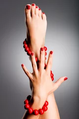 Fototapeten Nahaufnahmefoto von schönen weiblichen Füßen mit roter Pediküre © Valua Vitaly
