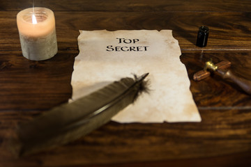 Pergament mit den Worten Top Secret