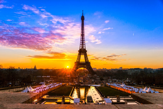 Eiffel tower at sunrise, Paris.
