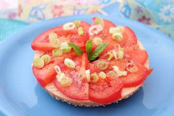 Bagel mit Tomaten
