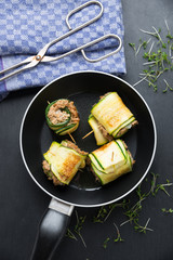 Pfanne mit Sojahack-Zucchini-Röllchen