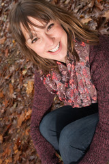 Obraz premium Happy girl on the autumn ground