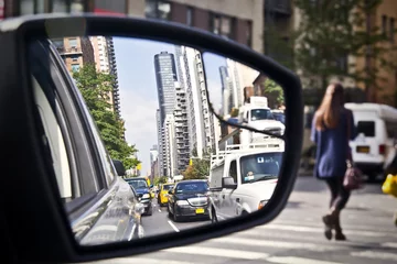 Foto op Plexiglas New York auto achteruitkijkspiegel POV zebrapad