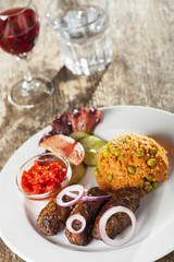 Cevapcici mit Reis und Salat