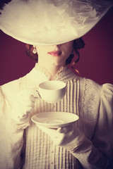Obrazy na Plexi  Piękne rude kobiety z filiżanką herbaty