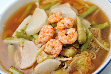 hot and sour curry with tamarind sauce, shrimp and vegetables (k