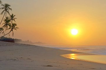 Fototapeta na wymiar Romantyczny wschód słońca na tropikalnej plaży