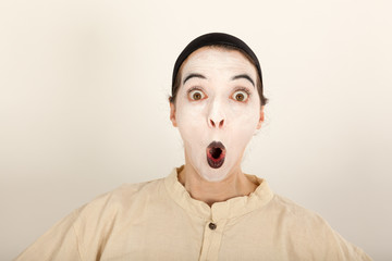 Der Clown steht vor der Kamera und schneidet Grimassen