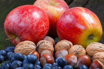 Äpfel, Nüsse und Blaubeeren