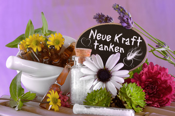 Homöopathische Ampullen mit Globuli und Tafel