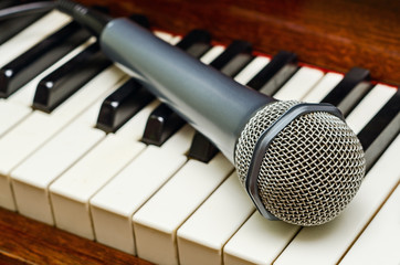 Microphone on piano