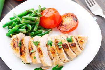 Grilled chicken with green beans and tomatoes