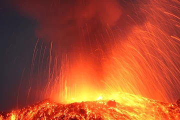 Crédence de cuisine en verre imprimé Volcan Forte éruption nocturne vue rapprochée du volcan