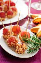 Caramel coated grapes with peanuts