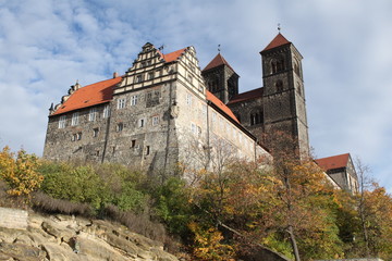 Fototapeta na wymiar Schlossberg und Stiftskirche St. Servatii zu Quedlinburg