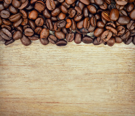 Fototapeta premium Chicchi di caffe su tavola di legno