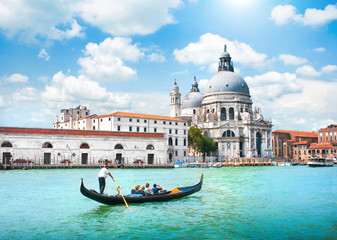 Fototapeta na wymiar Gondola na Canal Grande w Santa Maria della Salute, Wenecja