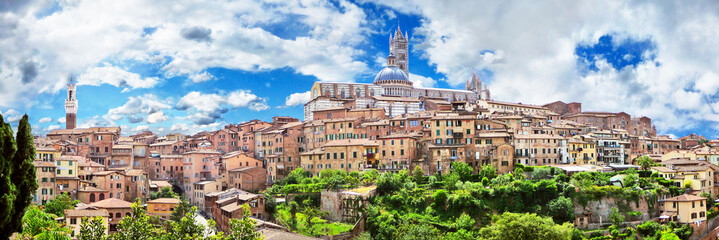 Obraz premium Panoramiczny widok średniowiecznego miasta Siena, Toskania, Włochy