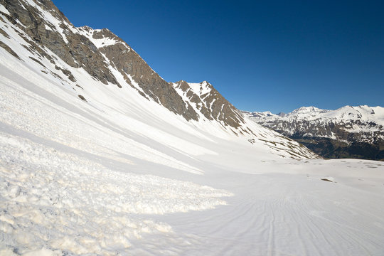 Spring avalanches in the Alps