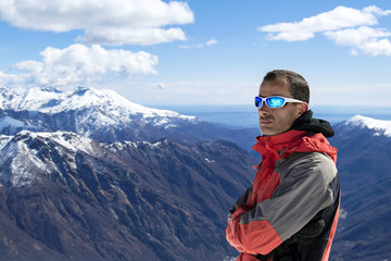 Fototapeta na wymiar uomo abbigliamento invernale montagna guarda panorama