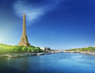 Fototapeta na wymiar Seine w Paryżu z wieży Eiffla w czasie wschodu słońca