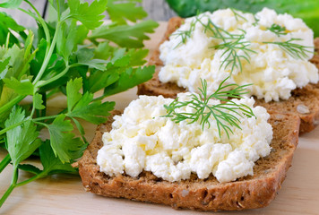 Sandwiches with curd cheese