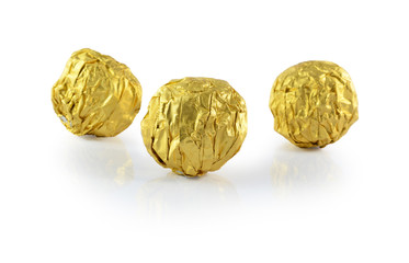 Fototapeta premium Sweet chocolate candy wrapped in golden foil isolated on white b