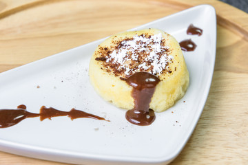 circle cream powder cake
