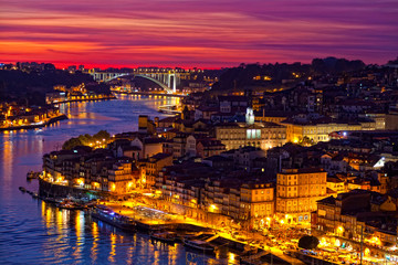 Fototapeta na wymiar wzgórze z starego miasta Porto na zachodzie słońca bliska, Portugalia