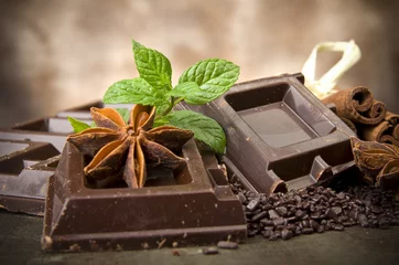 Foto auf Glas Nahaufnahmedetail von Schokoladenteilen auf weißem Hintergrund. © Orlando Bellini