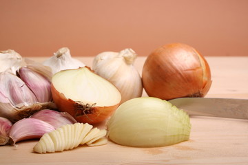 Zwiebeln und Knoblauch