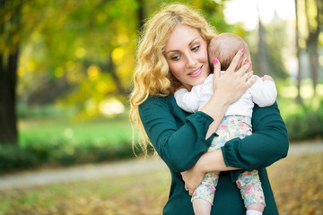 Obraz premium Mother hugging her baby