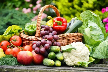 Gordijnen Verse biologische groenten in rieten mand in de tuin © monticellllo