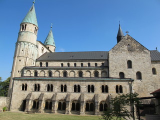 Fototapeta na wymiar romanische Stiftskirche St. Cyriacus in Gernrode(Harz)