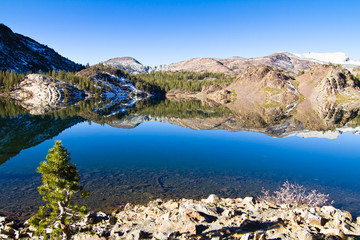 Fototapeta na wymiar Lac dans le Yosemite
