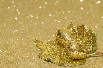 goldenes Blatt auf Gold