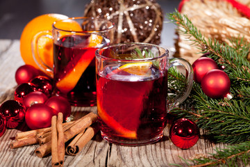 heisser aromatischer glühwein punsch mit orangen und zimt