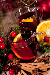 heisser aromatischer glühwein punsch mit orangen und zimt