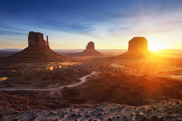 Fototapeta na wymiar Monument Valley w sunrise