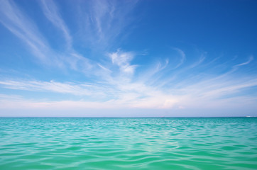 Fototapeta na wymiar Morze i błękitne niebo.