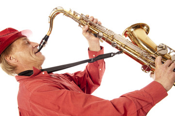 Man playing tenor saxophone enthousiastically