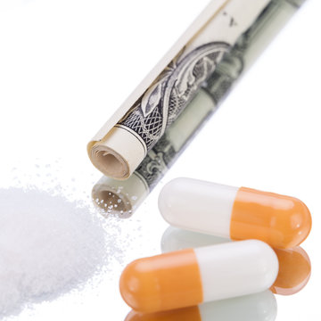 drogen tabletten kokain pillen rauschmittel auf dem tisch
