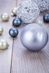 silberne weihnachtsdekoration christbaumkugel