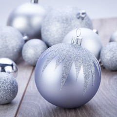 silberne weihnachtsdekoration christbaumkugel