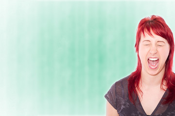 Portrait einer schreienden Frau wütend