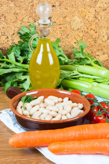 Piatto di fagioli con olio e verdure