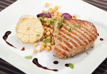 Grilled pork chop w peas and garlic