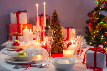 White and red decorations on the Christmas table